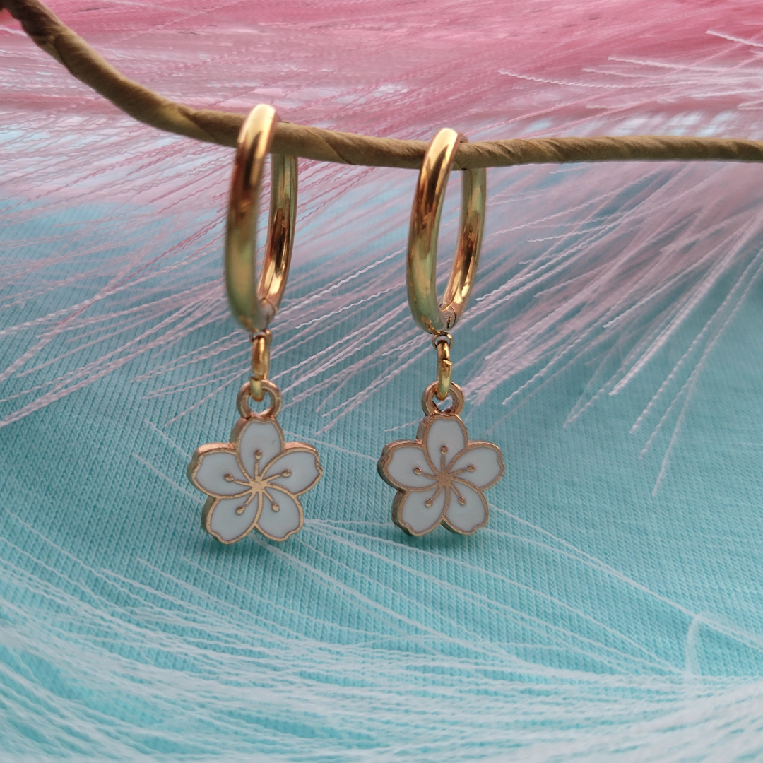 Pendientes de aro dorados estilo huggies con charms florales