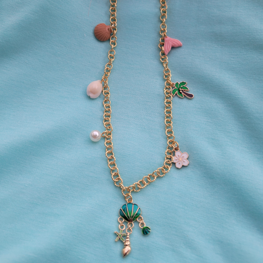 Collar dorado con dijes playeros