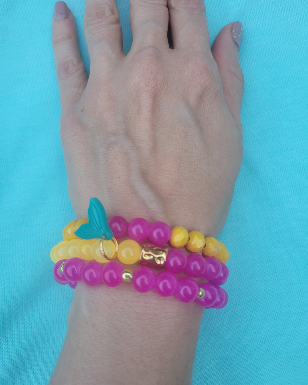 Stack de tres pulseras elasticas en tendencia de Sherami Collection