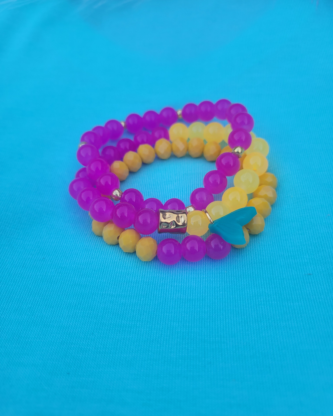 Stack de tres pulseras elasticas en tendencia de Sherami Collection