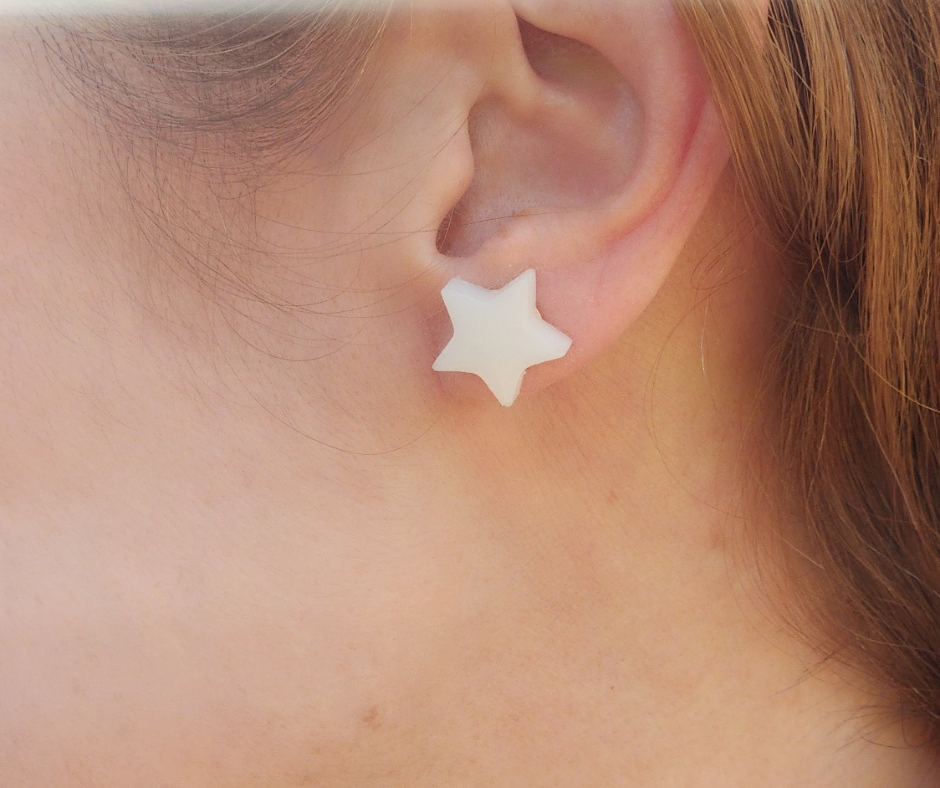 Acercamiento del stud de estrella blanca de Sherami Collection. 