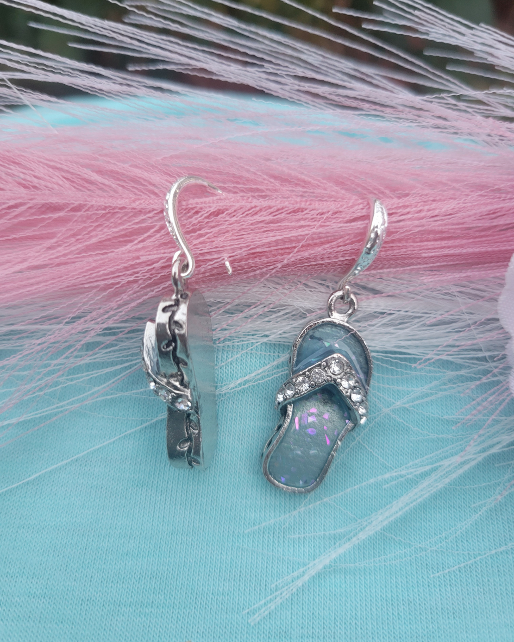 vista de los aretes de chancla de play de Sherami Collection