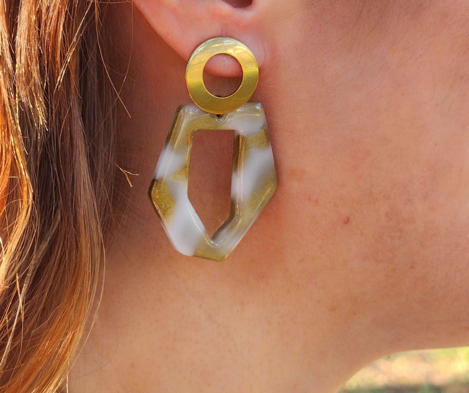 Primer plano del modelo Vanguardia en blanco y dorado