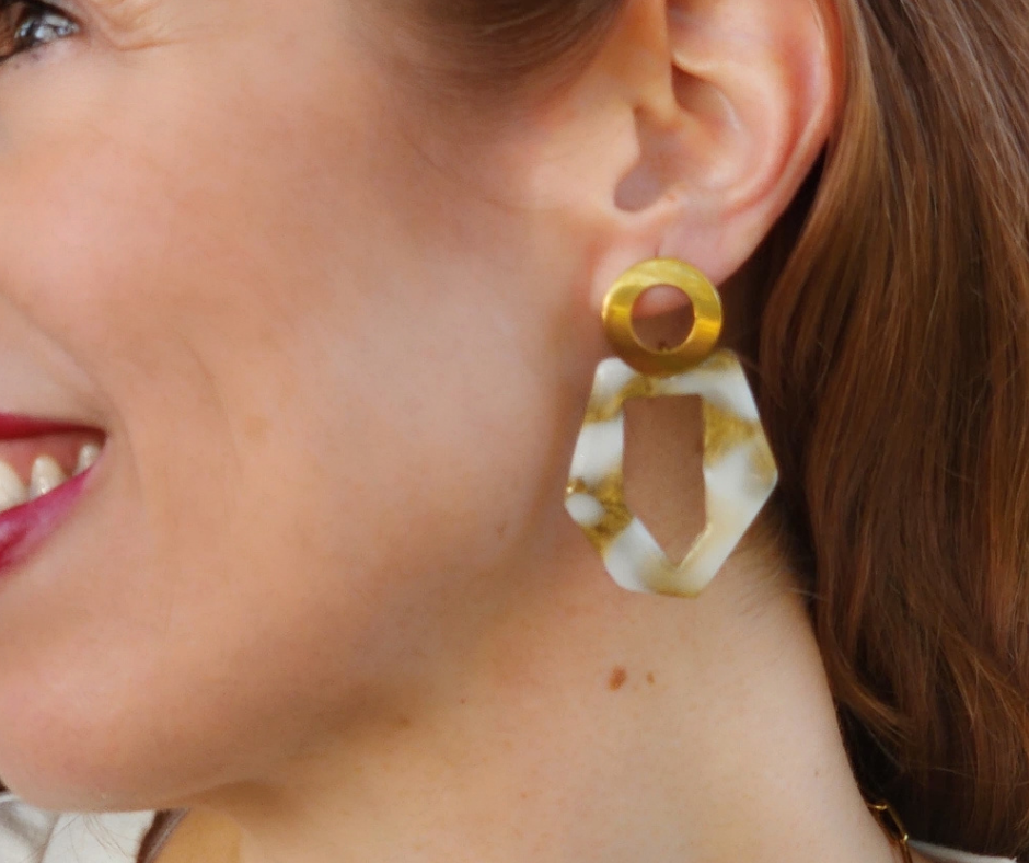 Modelo de aretes Vanguardia en blanco y dorado.