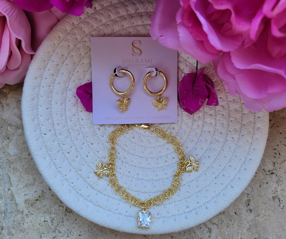 Aretes dorados tipo Huggies con colgante de mariposa 