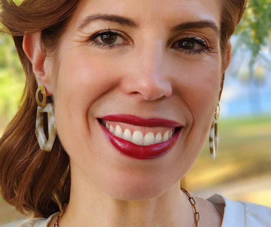 Sherami luciendo el modelo Vanguardia en blanco y dorado