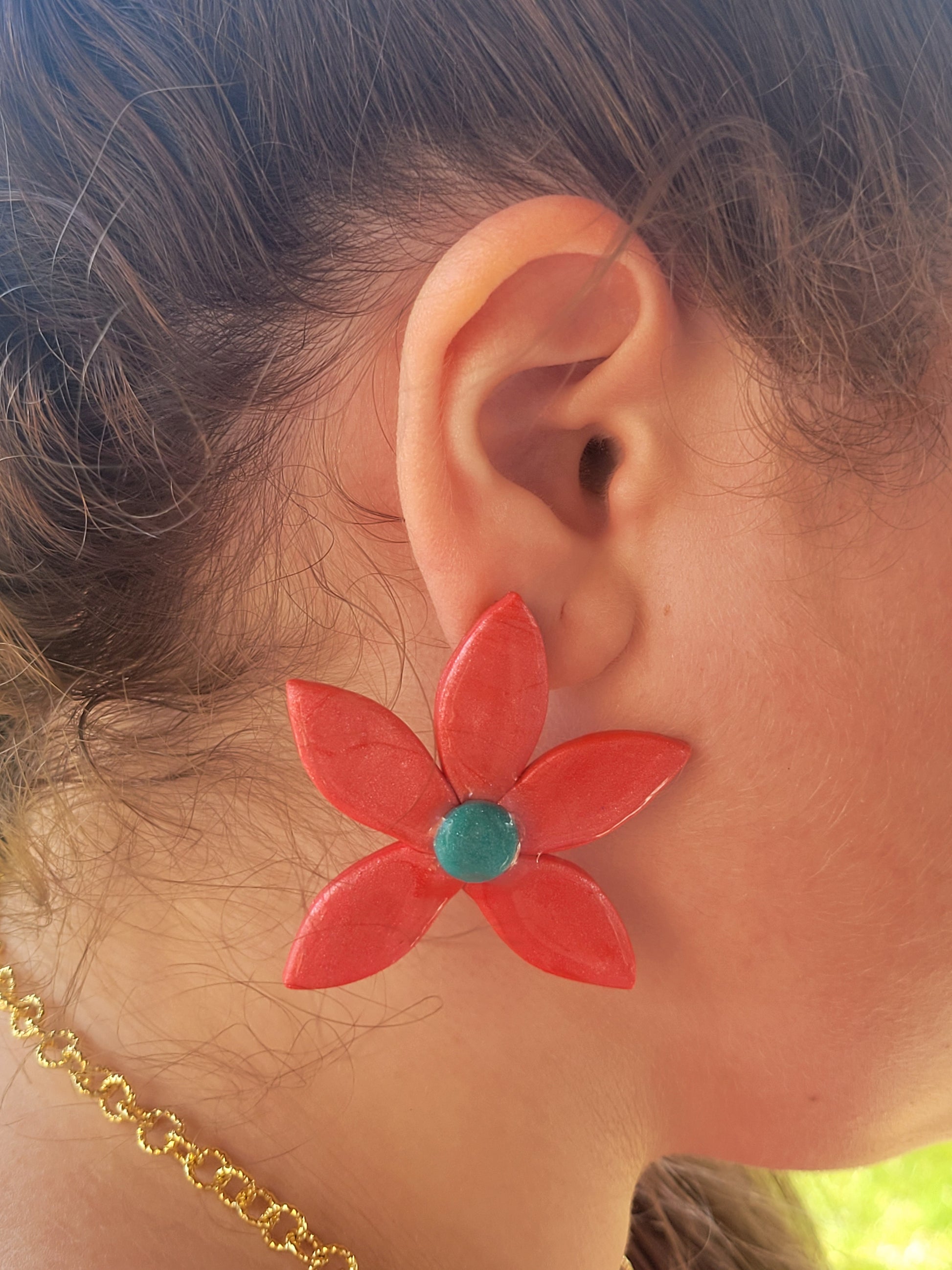 aretes artesanales hechos a mano en forma de flor por Sherami Collection