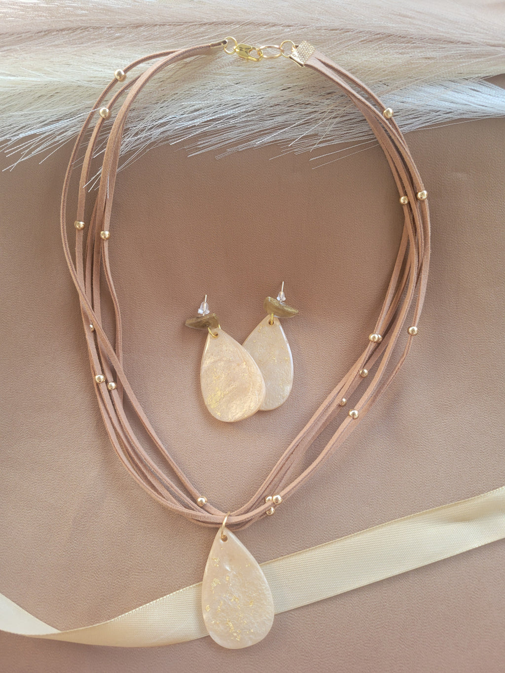 Conjunto de aretes y collar artesanales de Sherami Collection