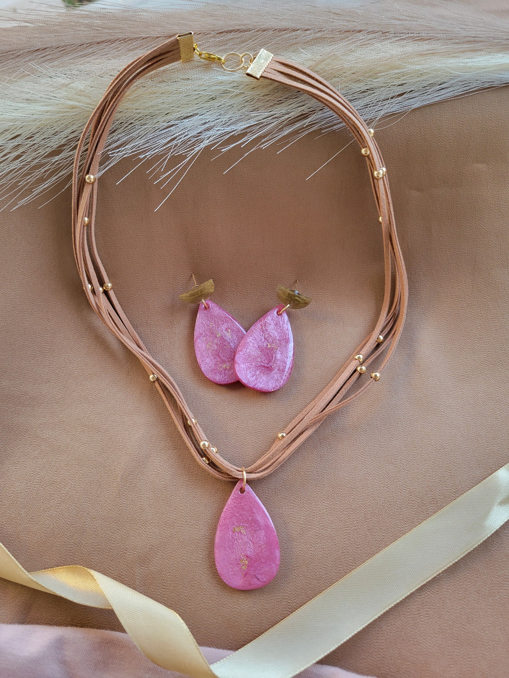 Conjunto de aretes y collar artesanales de Sherami Collection