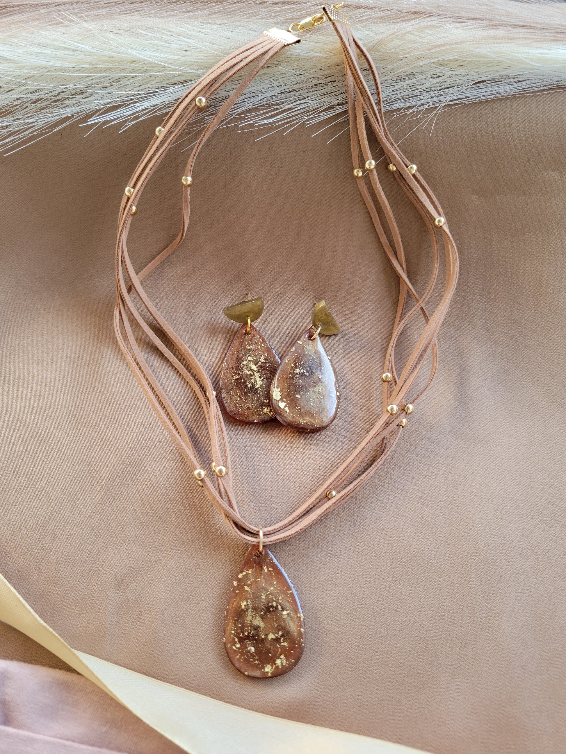 Conjunto de aretes y collar artesanales de Sherami Collection