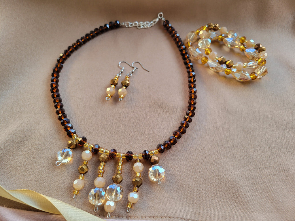 Conjunto de aretes y collar artesanal junto a pulseras artesanales de Sherami Collection