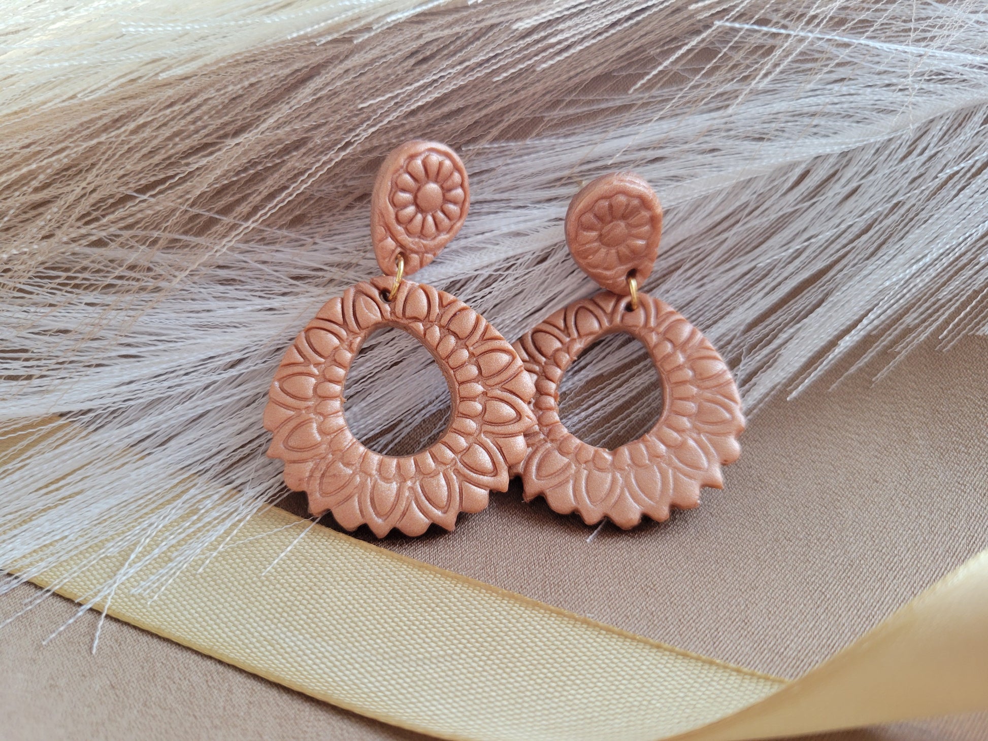 Aretes artesanales marron de Sherami Collection