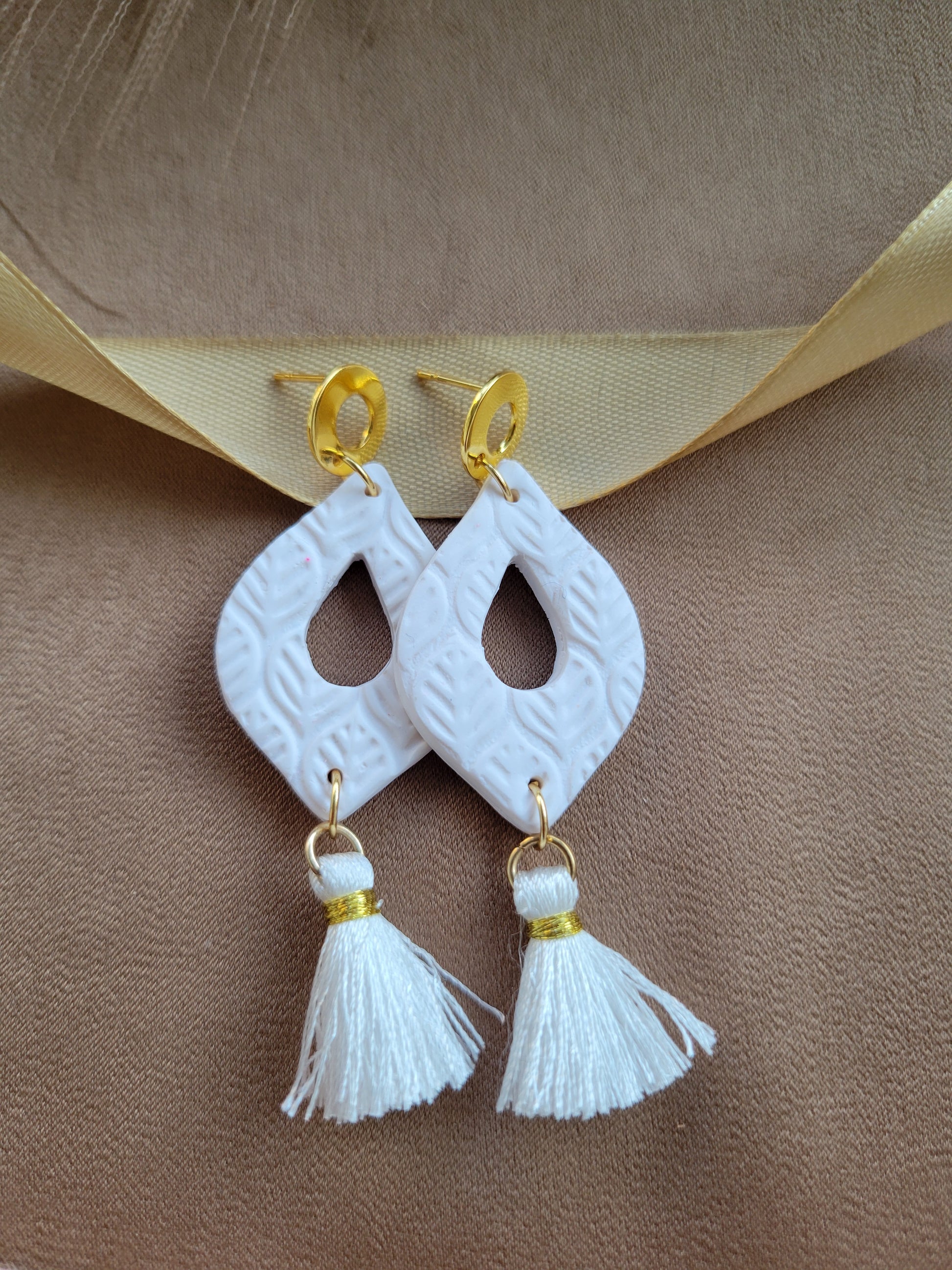 aretes artesanales elegantes, fotos de aretes artesanales, aretes artesanales blancos de Sherami Collection