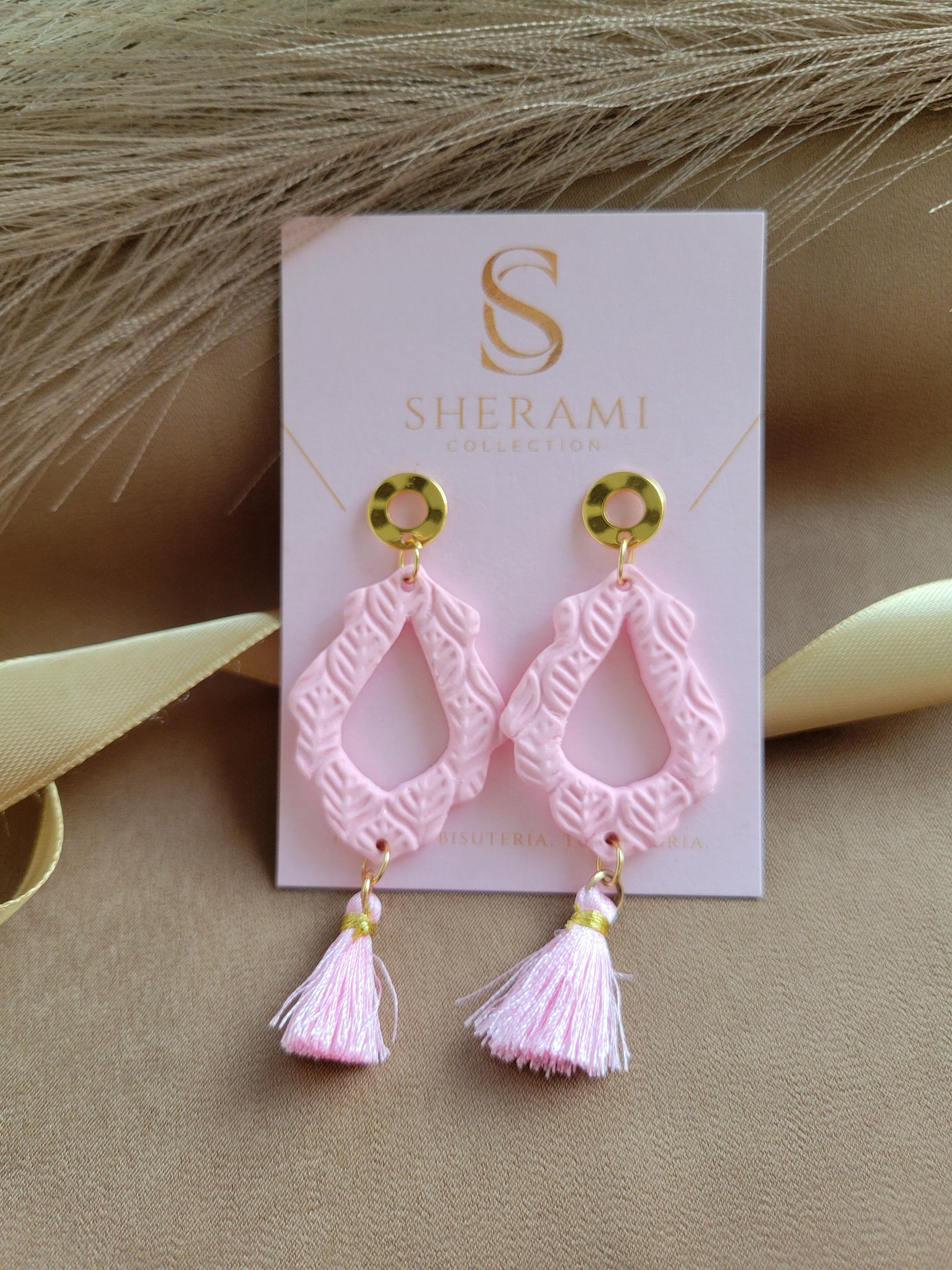 aretes artesanales de arcilla en rosa de Sherami Collection