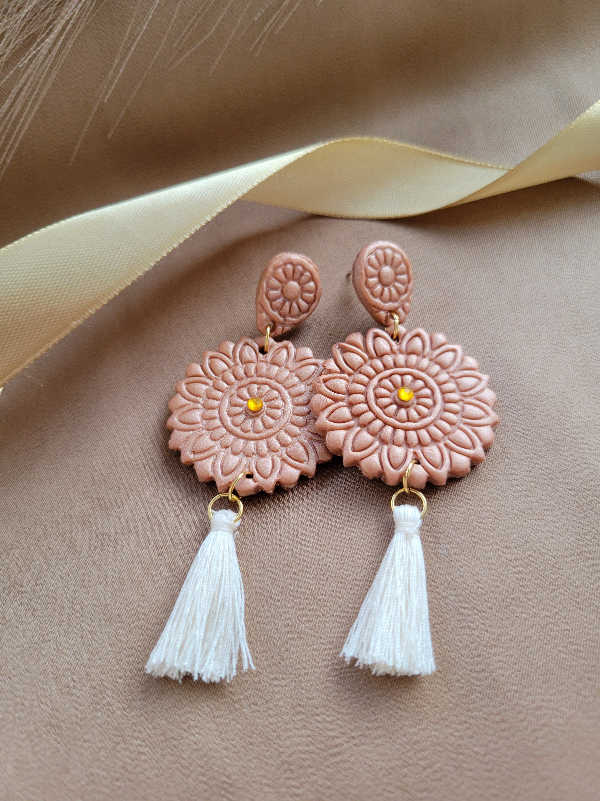 aretes artesanales hechos a mano de Sherami Collection