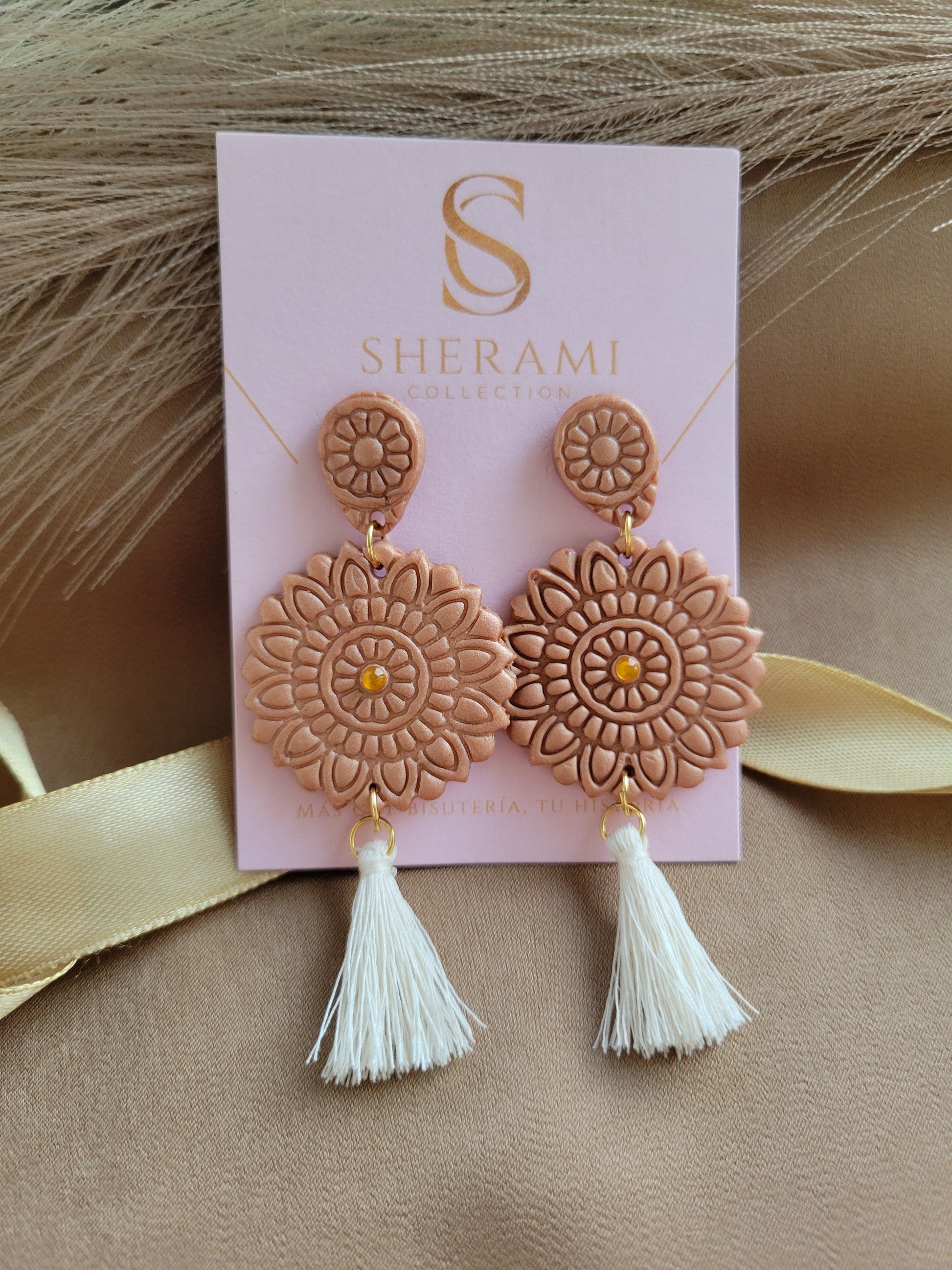 aretes artesanales marrón de Sherami Collection