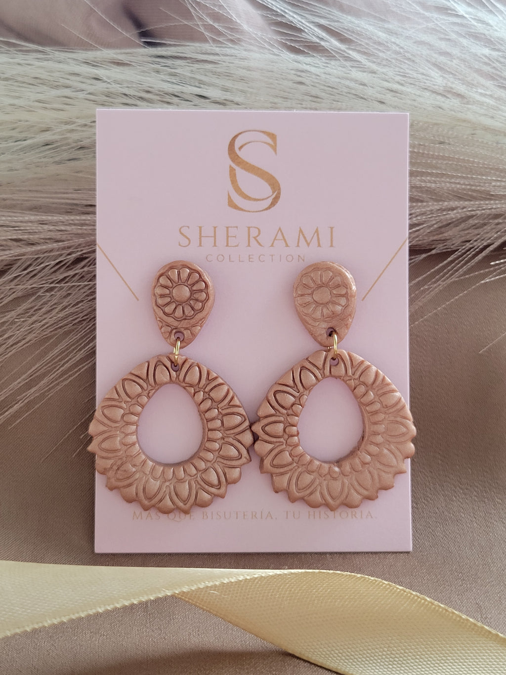 aretes bonitos , aretes artesanales, aretes colgantes de Sherami Collection