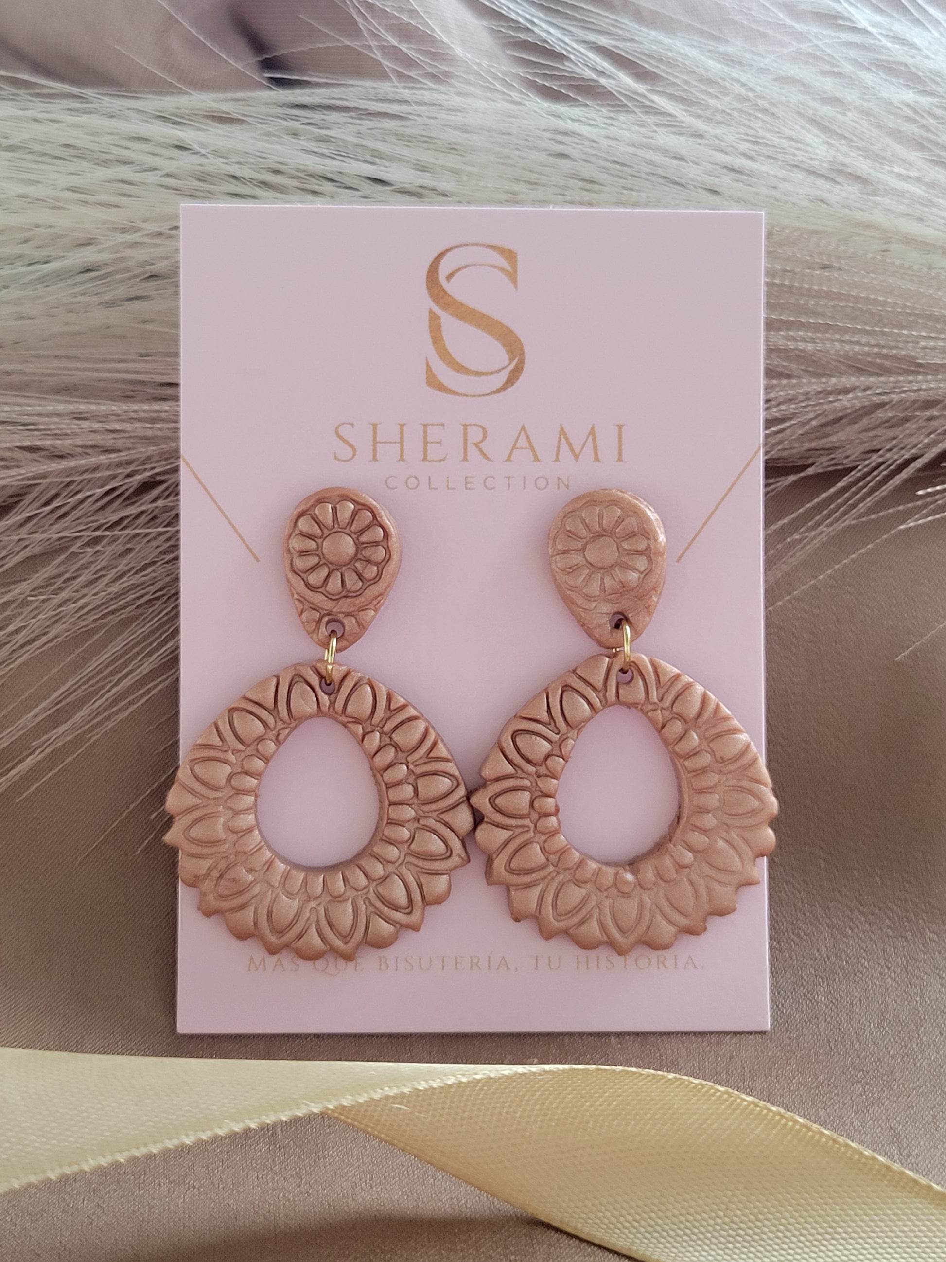 aretes bonitos , aretes artesanales, aretes colgantes de Sherami Collection