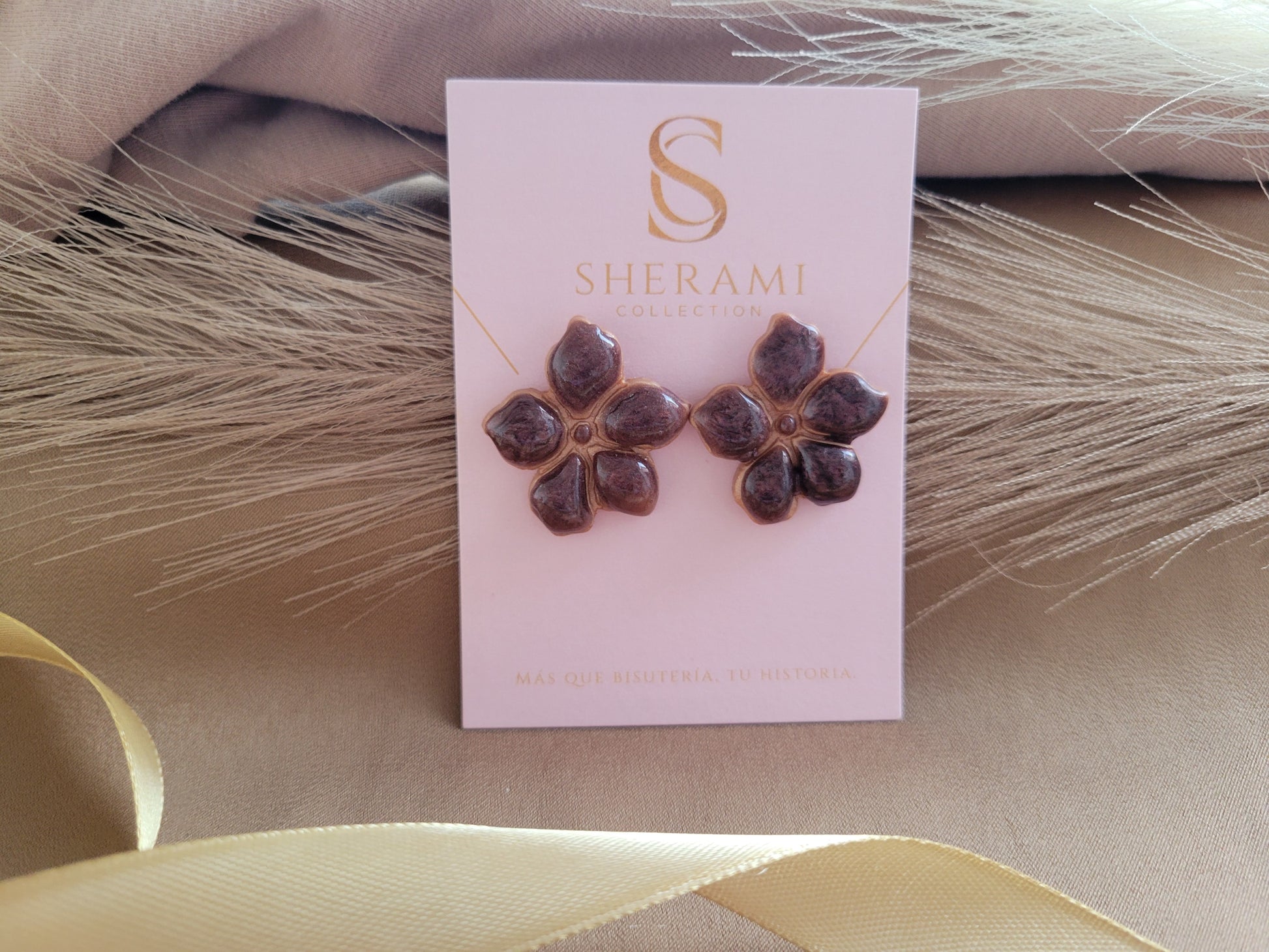 aretes artesanales de flores color chocolate