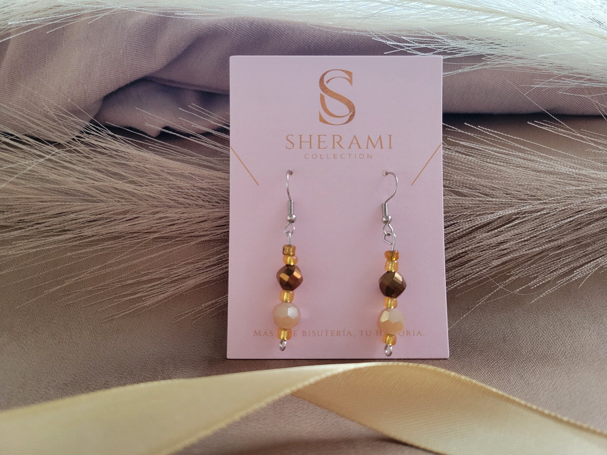 un par de aretes artesanales de Sherami Collection
