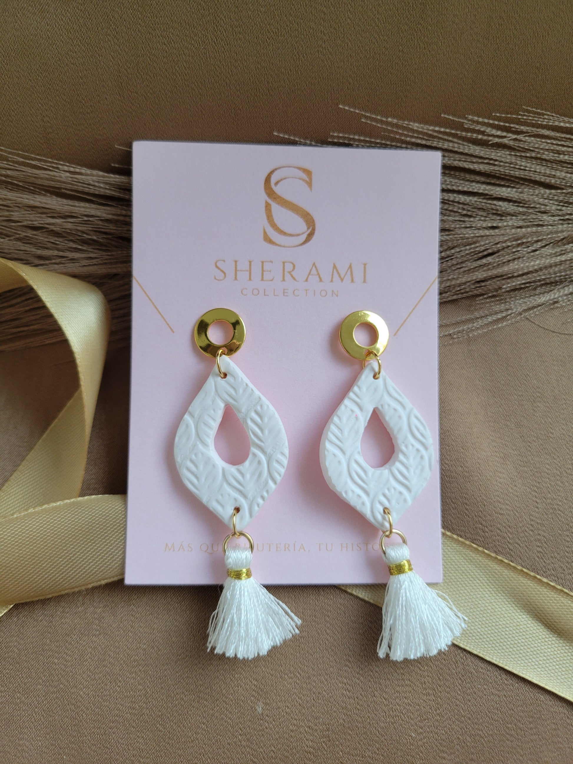 aretes artesanales blancos con acentos dorado de Sherami Collection