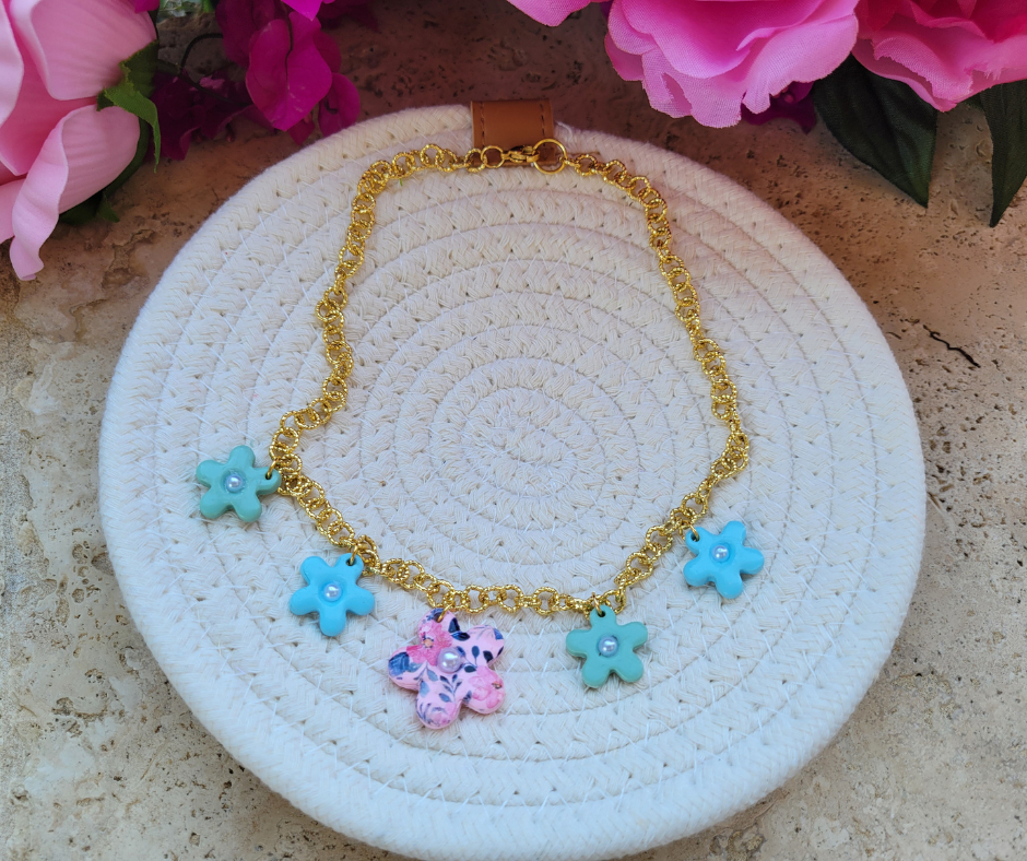 Collar de charms de flores hechas a mano.