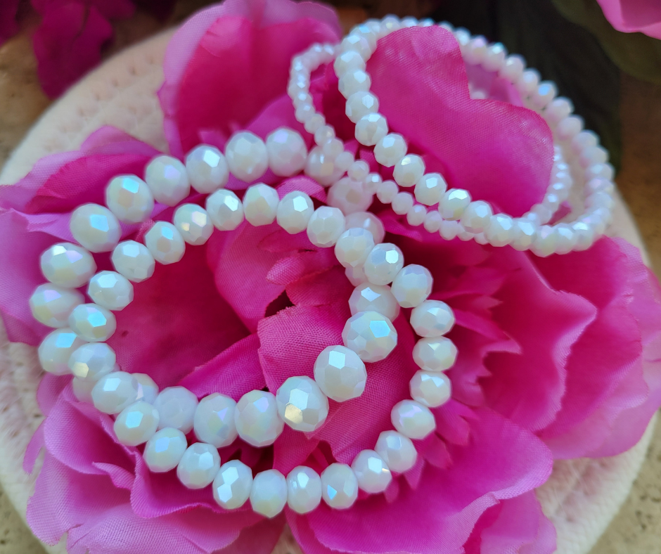 Set de cuatro pulseras facetadas en color blanca