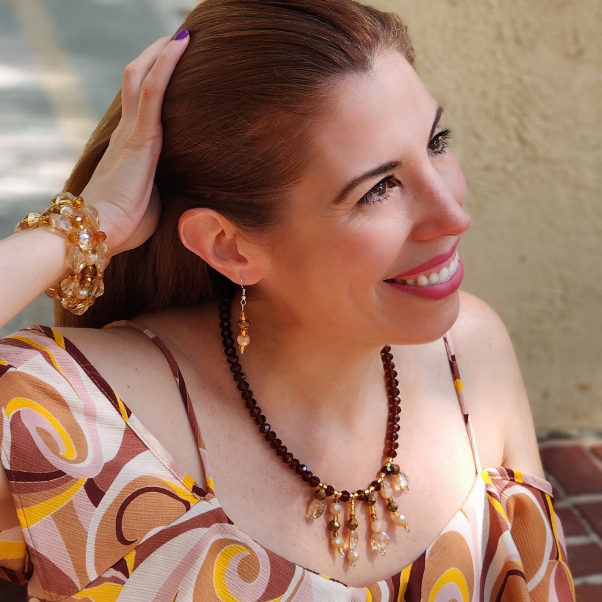 Mujer vistiendo conjunto de collar y aretes artesanales de Sherami Collection