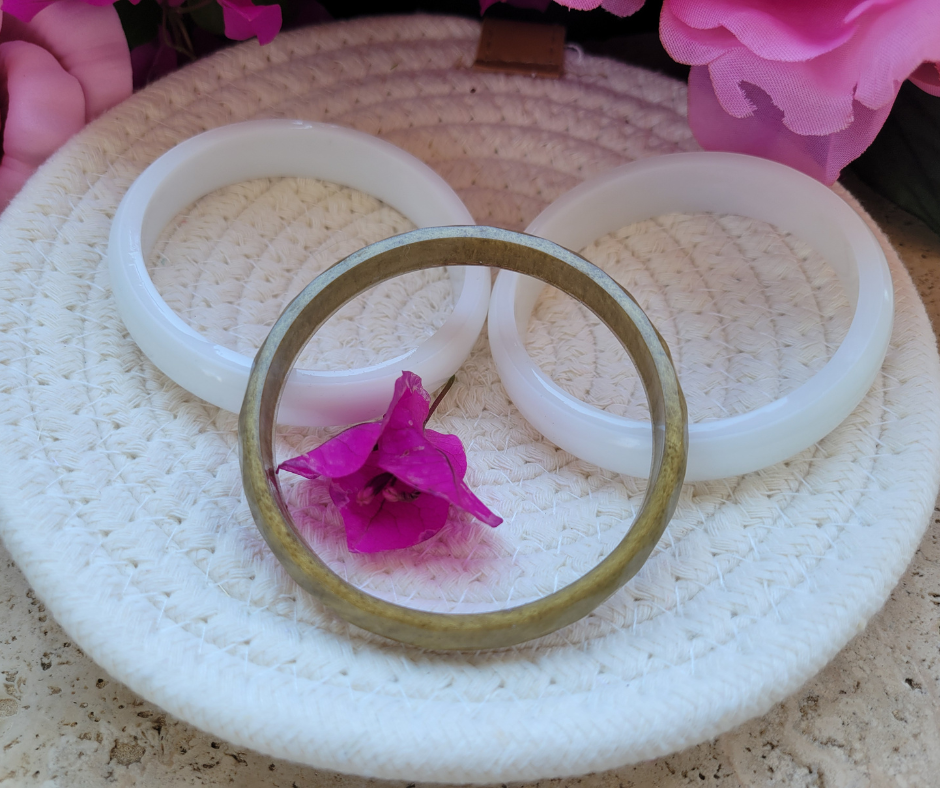 Set de 3 pulseras de resina en color blanco y dorado