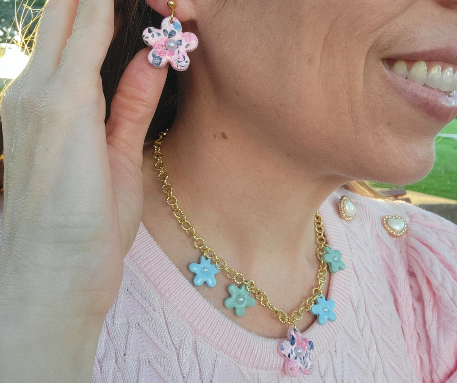 Collar de charms de flores hechas a mano.