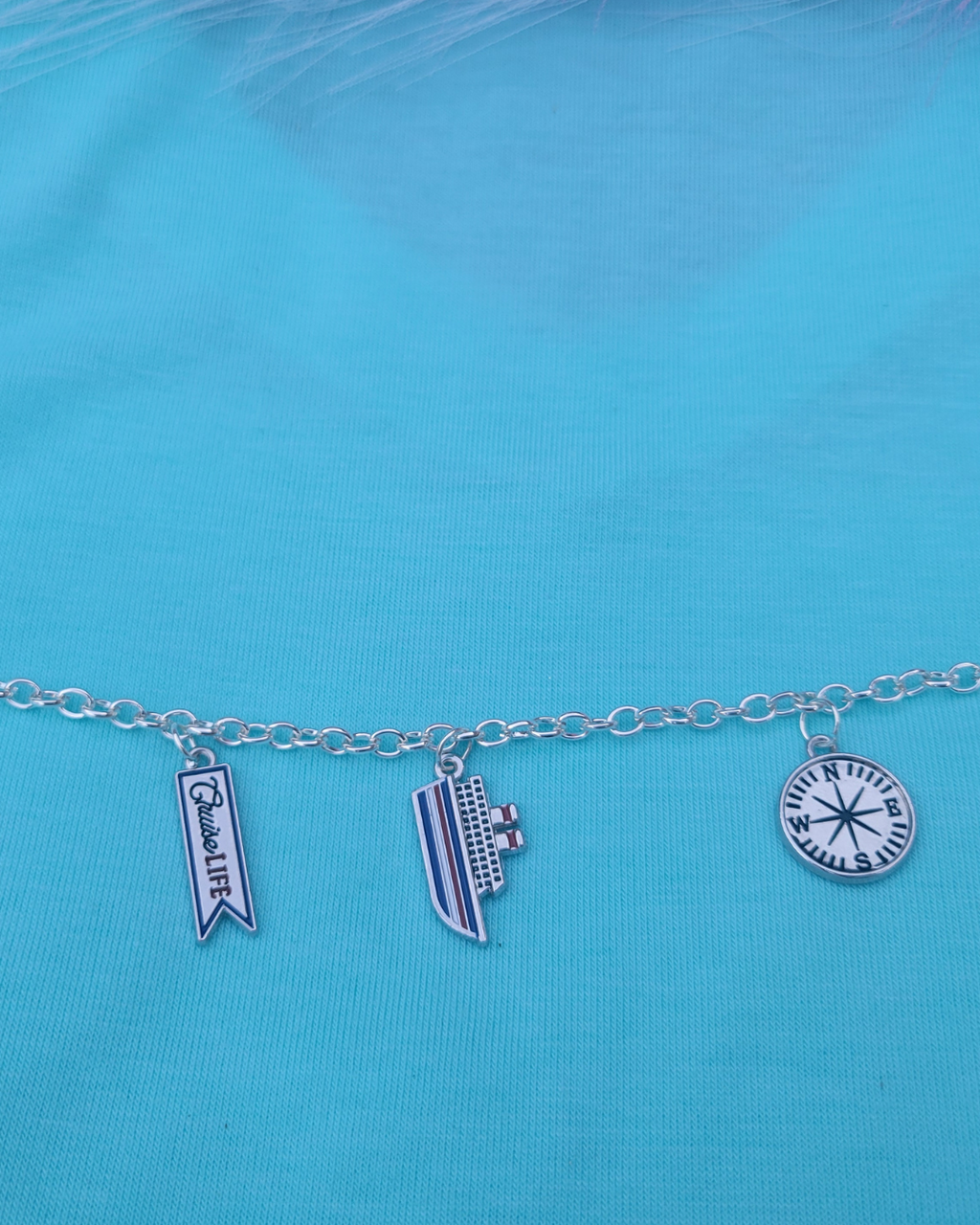 Pulsera plateada con dijes de crucero de Sherami Collection