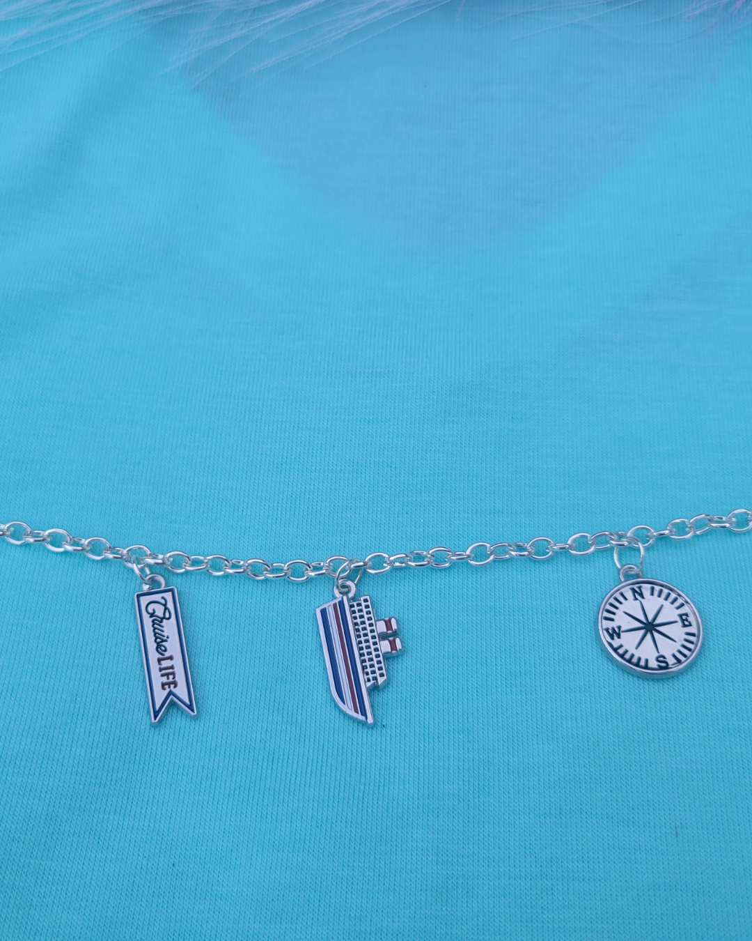 Pulsera plateada con dijes de crucero de Sherami Collection