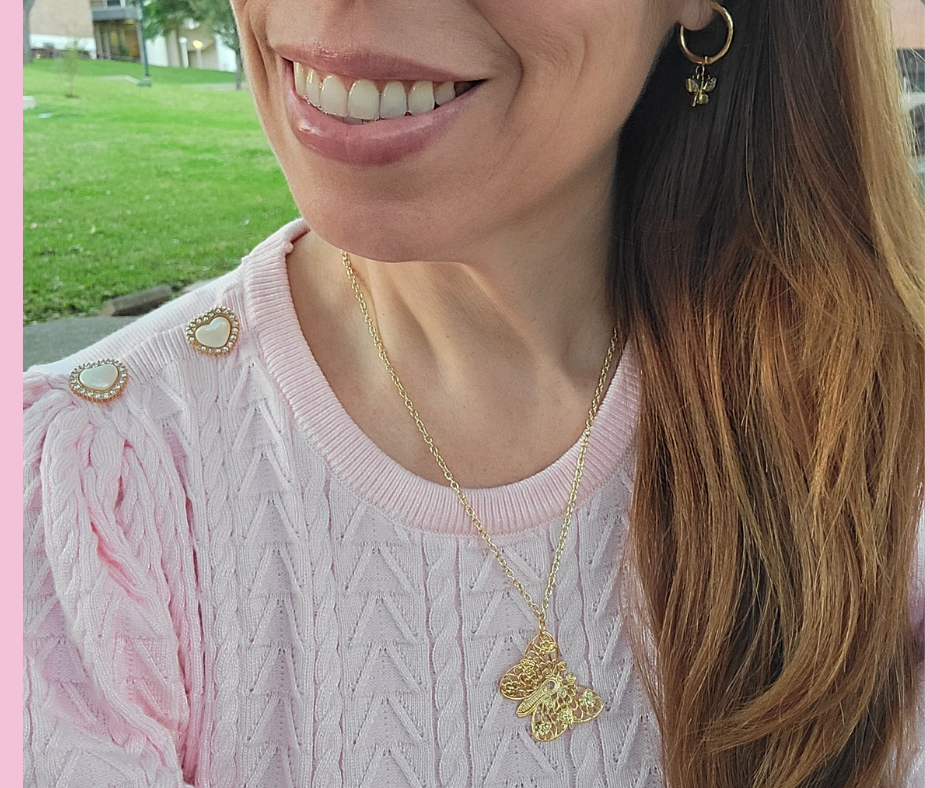 Aretes dorados tipo Huggies con colgante de mariposa 