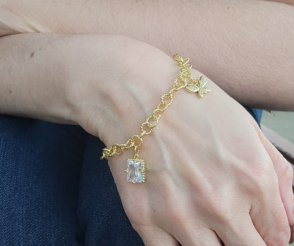 Pulsera dorada con colgante de circonia y mariposas