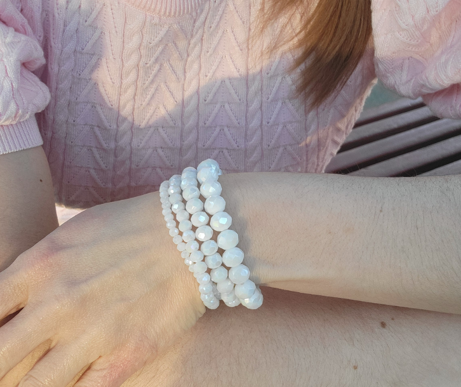 Set de cuatro pulseras facetadas en color blanca