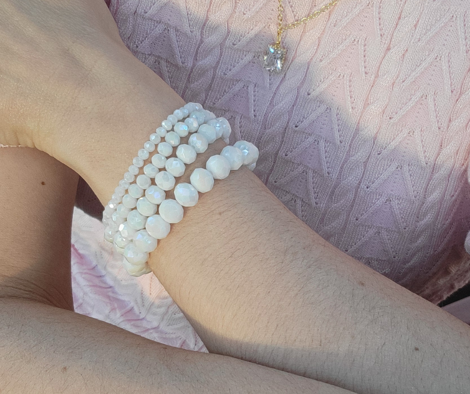 Set de cuatro pulseras facetadas en color blanca