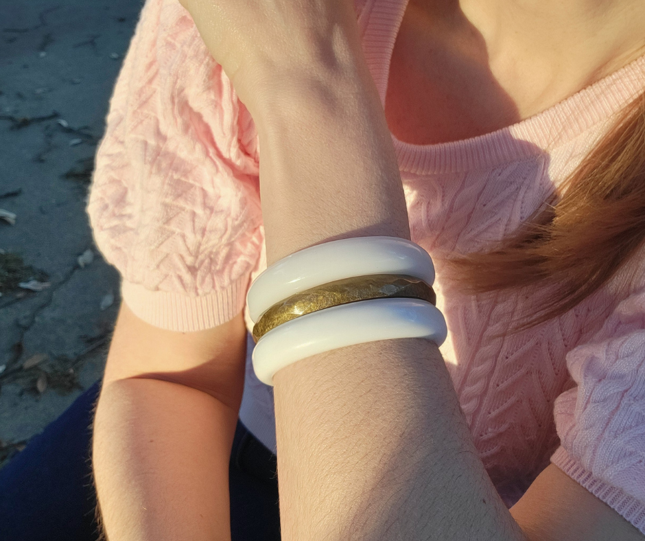 Set de 3 pulseras de resina en color blanco y dorado