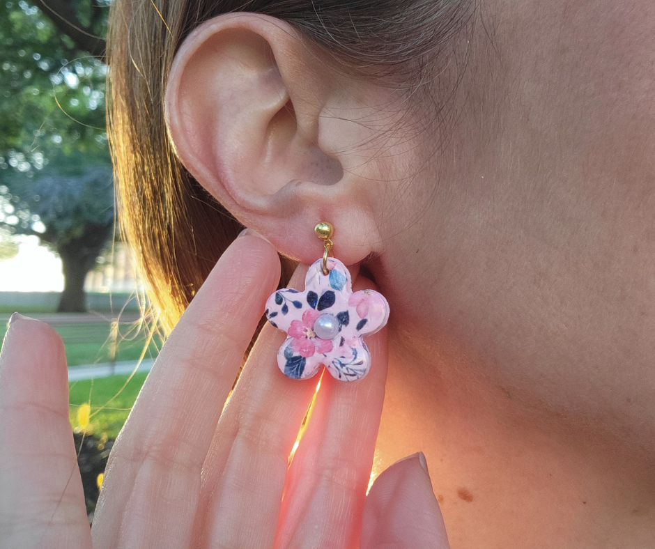 Aretes hechos a mano en forma de flor con una perla en el centro