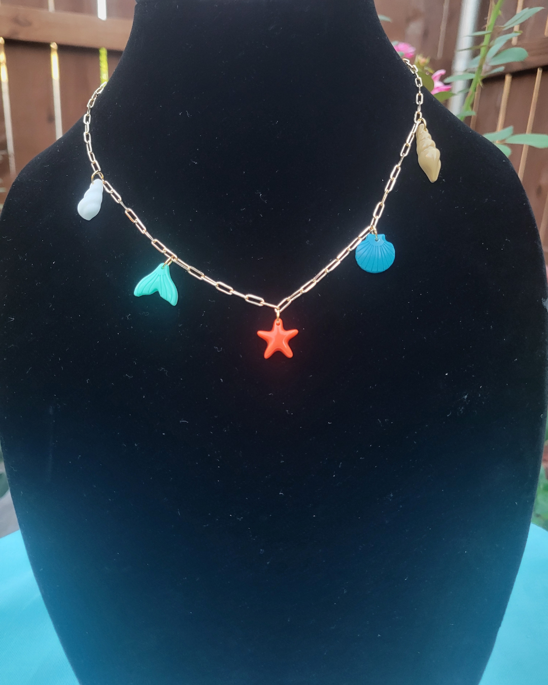 Collar con dijes playeros de Sherami Collection