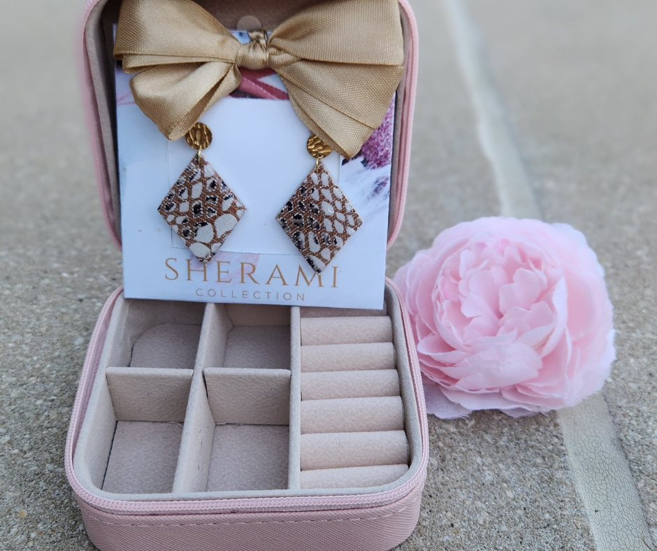 Aretes en forma de rombo con estampado de pitón en empaque de Sherami Collection