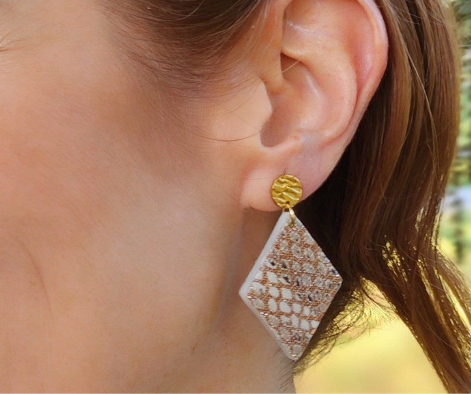 Toma crcana de los aretes de estampado animal de pitón de Sherami Collection