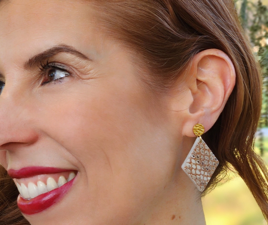 Toma de los aretes en forma de rombo con estampado animla de pitón de Sherami Collection