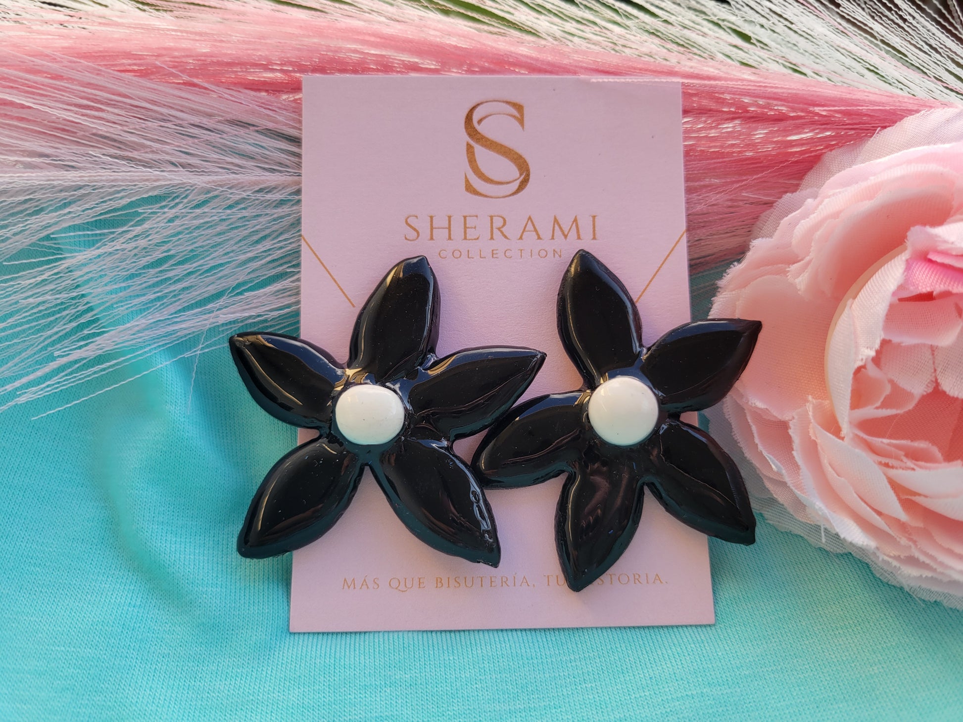Aretes de flor en arcilla negra de Sherami Collection