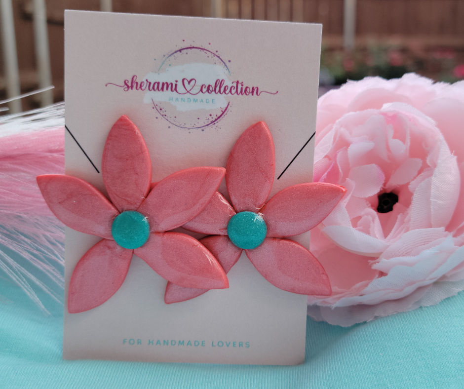 aretes artesanales hechos a mano en forma de flor en arcilla e Sherami Collection