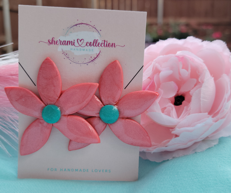 Modelo de arete en forma de flor rosada  en arcilla por Sherami Collection