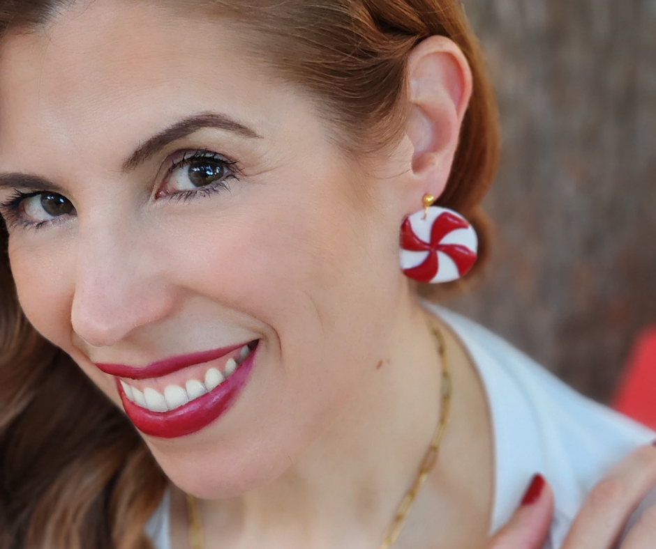 Primer plano de Sherami modelando los aretes de bombones de menta.