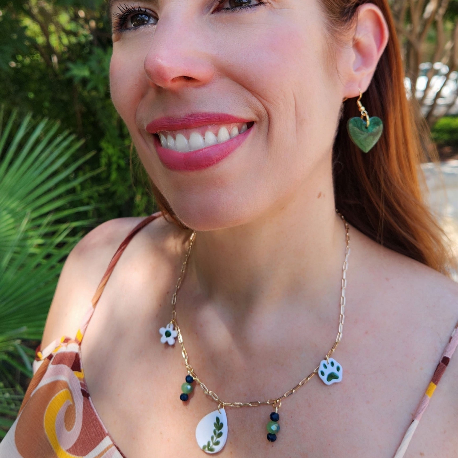 Mujer vistiendo collar hecho a mano en tendencia de Sherami Collection