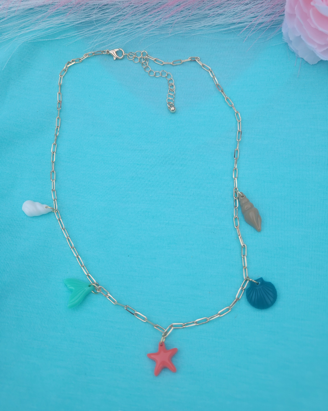 Cadena con idjes playeros de Sherami Collection