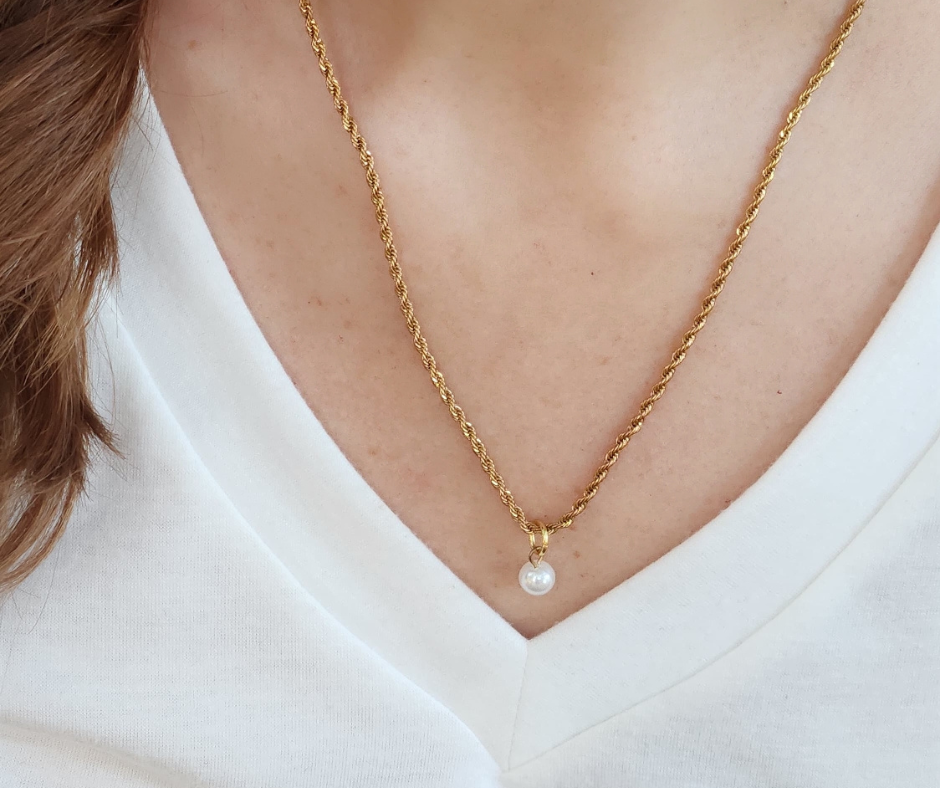 Primer plano de la cadena de acero inoxidable con perla de Shermai Collection. 