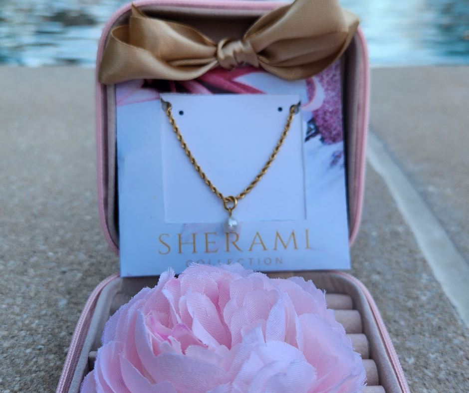 Primer plano de  la cadena de acero inoxidable con perla en su empaque de regalo. 